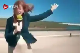 真是战斗民族的记者：轰炸机降落，机翼擦着俄女记者头顶掠过视频封面