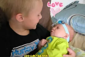 哥哥年纪小小就能带妹妹了，还会耐心地跟她说话，父母教得真好！视频封面