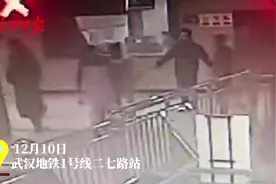 地铁里异地恋情侣见面，突然花式拥抱撒狗粮视频封面