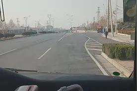 郑州的100路公交车，感受下郑州发达的公交系统和整洁的城建！视频封面