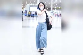 周迅机场总算不穿阔腿裤，穿条长裙还配双长筒袜，真让人看不懂视频封面