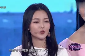 奇特女生热爱P图，上台带男嘉宾表情包，网友：够奇葩！