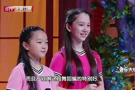 一对小姐妹边唱边跳《姐妹》，欢快的舞蹈很有感染力，友谊啊视频封面