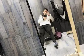 冯潇霆逛街累瘫发牢骚：逛没关系 只看女装图片