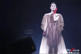 王菲打造尘埃感顽童造型 唱窦靖童歌曲显母女情深图片