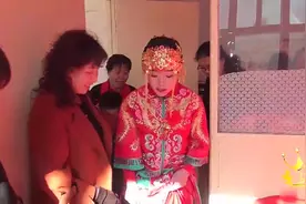 山西农村婚礼，一路鞭炮，新娘不顾形象跑着往家走视频封面