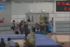 田径比赛最尴尬的一幕，到手的冠军就这么没了，看完笑喷了！视频封面