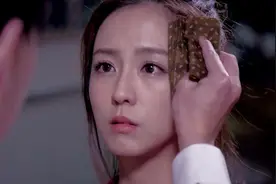 女孩情难自禁，主动亲吻男子脸颊视频封面