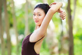 瑜伽女教练的春天图片