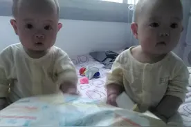 每天在家里捣蛋！女孩子要文静，可这两个太调皮了图片