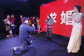 214对情侣齐聚武汉天地 “爱的暖抱”打造最暖商街图片