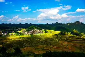 系在山间的苗家腰带，为什么城里人都爱它？图片