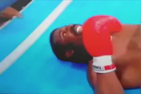 拳王泰森最重的一拳，打的对手险些栽到擂台外！视频封面