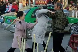 武功火车站:两个女的对一卖甘蔗老人大打岀手图片