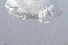 我军女特种兵玩高难度跳伞图片