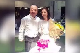56岁范伟一家近照，老婆隐藏了整整28年，儿子长得比他还帅视频封面