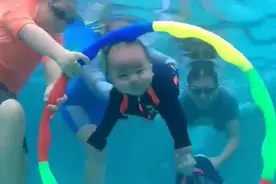 刚出生三个月的婴儿就会游泳，果然先天的技能不能浪费啊视频封面