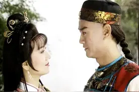 泪奔！赵雅芝25年后牵手郑少秋，还记得小时候喜欢的那对港星吗图片