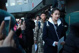 关晓彤现身北京电影学院参加2016年艺考图片