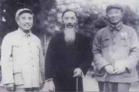 在开国大典上，有一位银髯老者因何能站在毛主席身边？朱德的老师图片