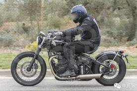 独家谍照 #2017 凯旋Bonneville Bobber图片