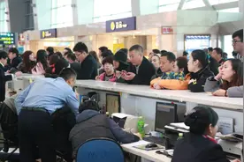 大连机场大雾致大批航班取消延误图片