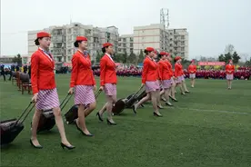 毕业前的“最后一课”  5000准空乘手语《爱在蓝天》图片