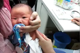 妈妈超紧张的抱着刚满月的宝宝打针，宝宝的反应让人刮目相看！视频封面
