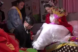 江苏农村小伙结婚，新郎给新娘穿喜袜时响起一首歌，很好听视频封面
