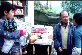 女孩在舅舅家生活整天做家务不让上学，旁人看不过来劝说反被赶走视频封面