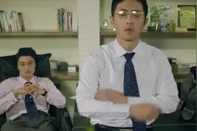 英语老师因为发音不标准被学生投诉，这是中国同伙人不是合伙人