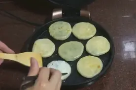 电饼铛韭菜馅饼，不破皮、不露馅有诀窍，吃起来真过瘾视频封面