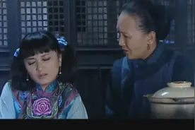 妹子找借口溜进厨房，趁没人往锅里下药，不知道这次是想整谁视频封面