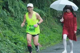 女鬼陪跑马拉松 面目狰狞似僵尸吓晕运动员图片