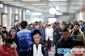 春节临近 成都地铁枢纽站早开站晚收车图片