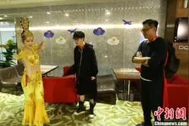 《我们的挑战》薛之谦尽显“财迷”本色 紧盯美女讨红包图片