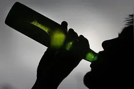 聚餐多了别贪杯！武汉女白领一晚喝三场，没想到竟然……图片