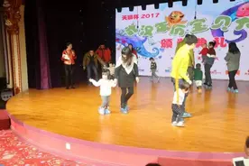 上台走秀萌萌哒，心动大奖么么哒！2017年历宝贝欢乐颁奖图片