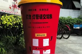 深圳小区现废旧灯管回收箱 倡导“两废”垃圾回收图片