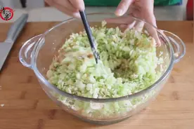 1个包菜，1碗面，做出的馅饼，皮薄馅大，一次3个没够吃