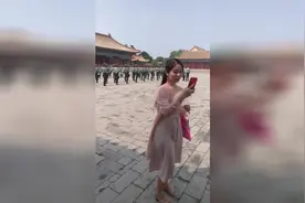 两位小姐姐拍帅气的兵哥哥，开心的完全不顾形象！视频封面
