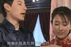 新郎女同事非让新娘喝酒，不料新郎怒了，当众掀桌子，惊呆众人！视频封面