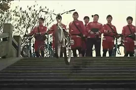 老辈人骑自行车总是滑两步起步跨上车，他完全是跳上车视频封面