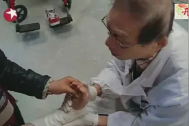 女孩脚骨折医生伯伯用这样的态度为女孩治疗，让人看了叫好视频封面
