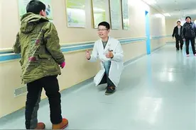 医学博士不辞辛苦为患者找援助，3年来助80多名病人挺直腰板图片