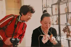 农妇钟爱传统艺术“烙画” 作品被大使收藏图片