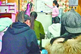 室友都是文科生 理科学霸在寝室开“高数补习班”图片