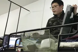 浙江一高校学霸在寝室上铺为同学讲题：男生现场听女生看视频图片