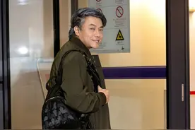 蔡康永出发米兰时装周 军绿look现身机场图片