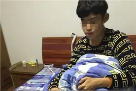 南京一学校男生被同学捅伤 脚底缝了10余针图片